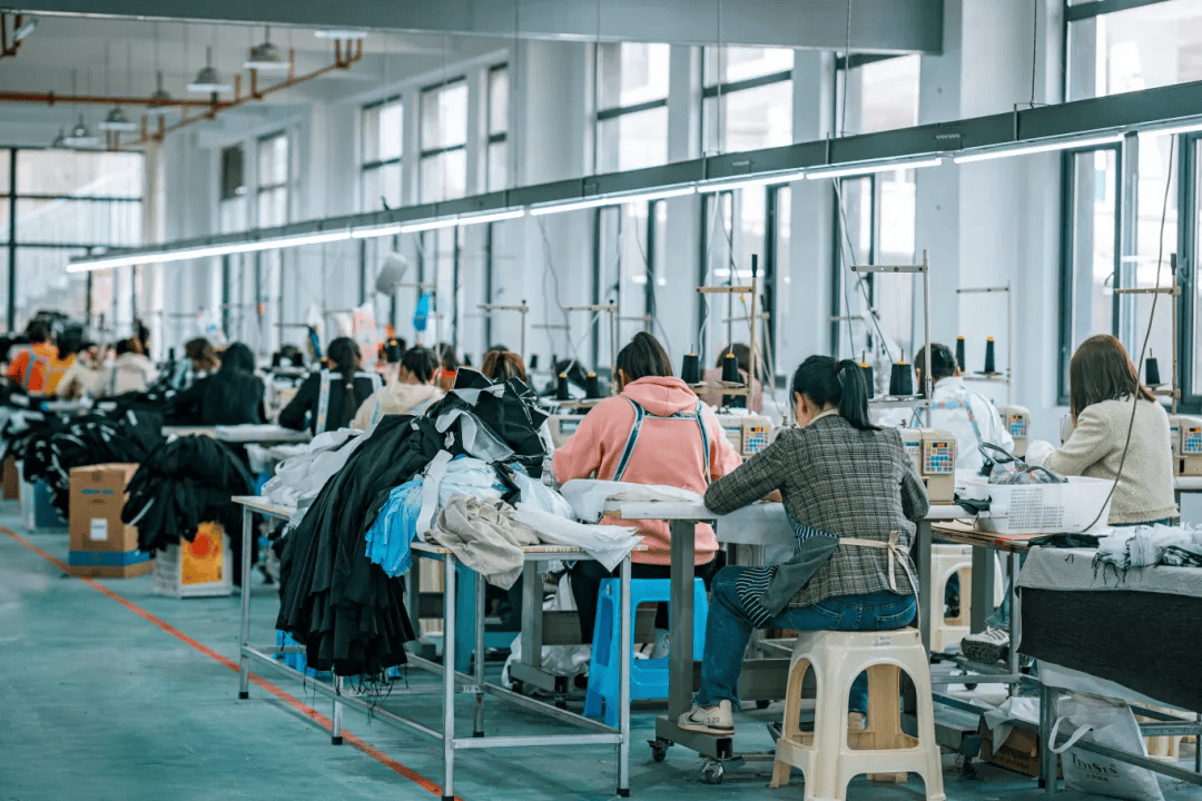 急招900多人！昭通鎮(zhèn)雄紡織服裝產(chǎn)業(yè)園正式投產(chǎn)，帶動(dòng)日用品銷售新機(jī)遇